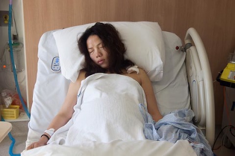 Child Birth Photography Melbourne mum sleeping after labour